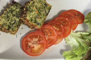 Cake salé à l'ail, piment et feuilles de cresson